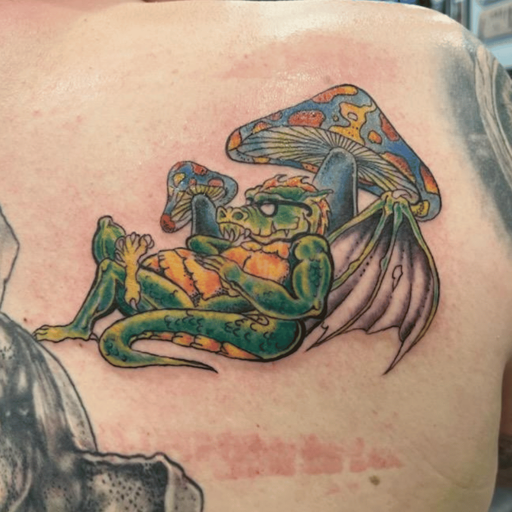 lizard and mushroom tatto on a client'supper back
